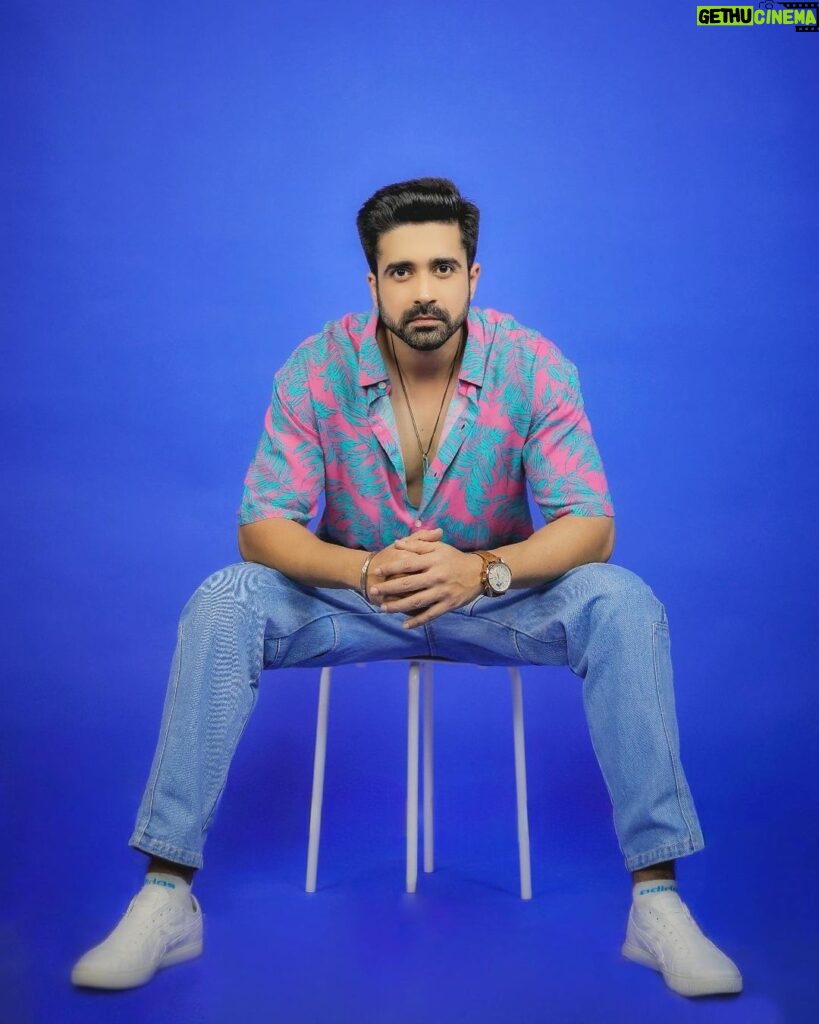 Avinash Sachdev Instagram - Be a timeless classic in a world full of fast moving fashion ✌🏻 Don’t forget to vote for our #Herono1 only on @officialjiocinema 😇 Outfit : @powerlookofficial #AvinashSachdev #AvinashVijaySachdev #AVS #Sachkadev #Avinashinbiggboss #Avinashinbbott #Biggbossott #Avinashkipaltan #lionofthejungle