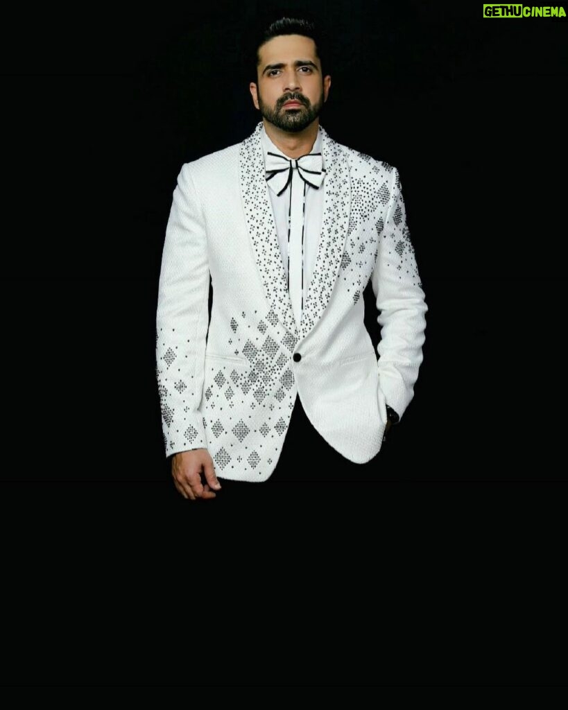 Avinash Sachdev Instagram - On the dark side it’s all black and white 🖤 Kaisa laga aap sabko humare #HeroNo1 ka pehla weekend ka vaar look ? 😎❤️ Styled by : @akansha.27 @tiara_gal Outfit by: @videshistudiobyabhishek Shoes by : @vincenziorobertina #AvinashSachdev #AvinashVijaySachdev #AVS #Sachkadev #Avinashinbiggboss #Avinashinbbott #Biggbossott #Avinashkipaltan #lionofthejungle