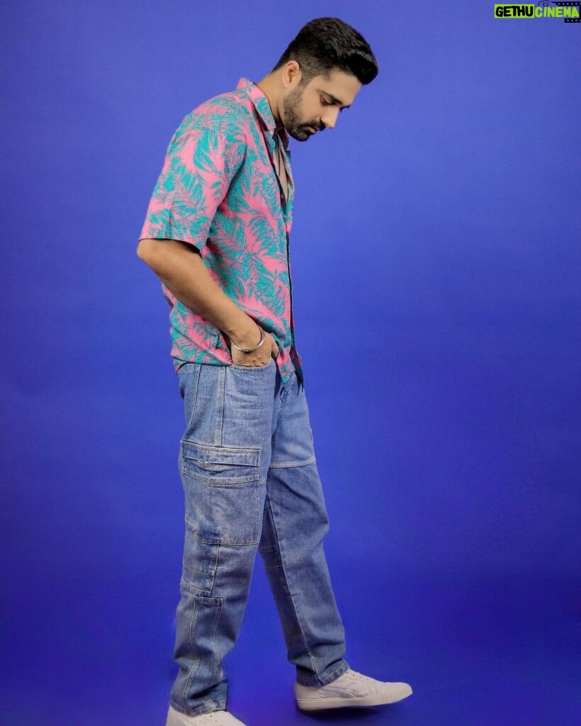 Avinash Sachdev Instagram - Be a timeless classic in a world full of fast moving fashion ✌🏻 Don’t forget to vote for our #Herono1 only on @officialjiocinema 😇 Outfit : @powerlookofficial #AvinashSachdev #AvinashVijaySachdev #AVS #Sachkadev #Avinashinbiggboss #Avinashinbbott #Biggbossott #Avinashkipaltan #lionofthejungle