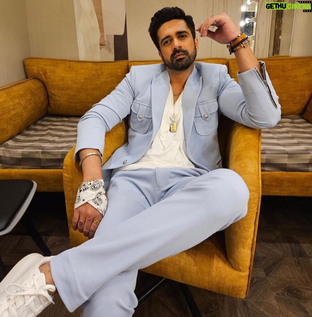 Avinash Sachdev Instagram - People in the mirror are closer than they appear 💙 So Don’t forget to watch our #HeroNo1 live only on @officialjiocinema 🤩❤ #AvinashSachdev #AvinashVijaySachdev #AVS #Sachkadev #Avinashinbiggboss #Avinashinbbott #Biggbossott #Avinashkipaltan #lionofthejungle