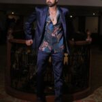 Avinash Sachdev Instagram – Gratitude ❤️
Strength 🖤
Awareness 🤎
Clarity🤍
Thats all i have for life.
#rabrakha🙏🙏🙏

Styled by @sitybymahakhirani 
Shirt by @addysformen
Blazer set by @mint.sew

📸 @portraitdeewana