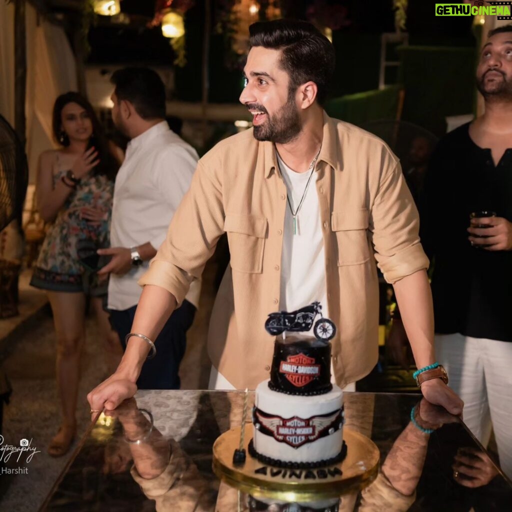 Avinash Sachdev Instagram - Thanks a ton for all the lovely wishes on my best birthday ever. Chatees rocked indeed... 😃🤗❤ Thank you @zenabakes for my favorite #harleydavidsoncake 😍 📷: @sparsh.photography #bestbirthdayever #harleydavidson #cakedesign #truetrammtrunk #birthdaycelebration #bestfriends #friendsarefamily #lovelyambiance #loveyourself #bestgift
