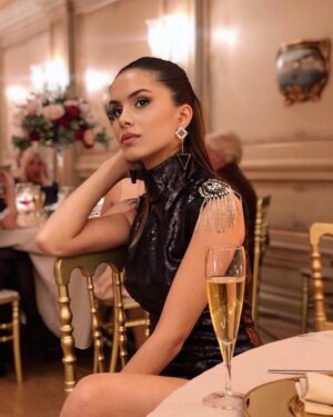 Ayşegül Çınar Instagram - Yine birseyler düsünüyorum.. 😅💫 #relaxyourselfgirlpleasesettledown