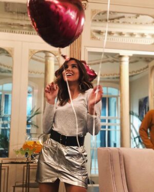Ayşegül Çınar Instagram - Kendini soyutlayarak veya korkarak değil, cesaret ve hayallerle dimdik ayakta duran bizlerin bugünü kutlu olsun! 👑 #8martdünyakadınlargünümüzkutluolsun 🙌🏼