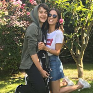 Ayşegül Çınar Instagram - @yasakelmafox ekibi olarak bugün sezon final bölümümüzün son sahnesini çektik. Yeni sezonu sizler gibi merakla bizde bekliyoruz , neler olacak neler😉 Bu yolculuğumuzda yanımızda olan herkese çok teşekkürler, iyi tatiller🏖✌🏽😊
