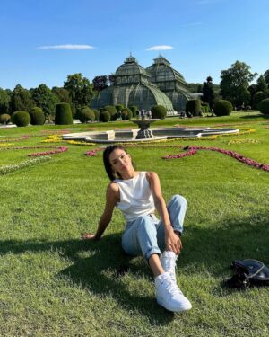 Ayşegül Çınar Instagram - “When a person lives a very happy life they become beautiful.” 🍀