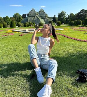 Ayşegül Çınar Instagram - “When a person lives a very happy life they become beautiful.” 🍀