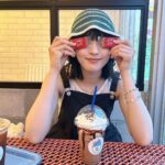 Ayuri Yoshinaga Instagram – 美味しいときの癖👀‼️

みんなの癖は？

#cafe #開きすぎ #카페 #커피 #오오티디