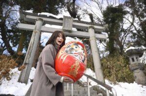 Ayuri Yoshinaga Instagram - 先週土曜日に、福島県白河市の伝統行事「白河だるま市」に参加しました。祈願だるまを奉納したり、餅まきをしたり、屋台など楽しみました！白河だるまは、「鶴亀松竹梅」があしらわれた福々しい顔が特徴だそうです。祈願だるまで、皆さんにも福が届きますように！

#福島
#白河 
#だるま市