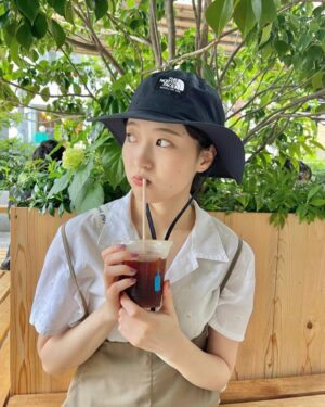 Ayuri Yoshinaga Instagram - アイスコーヒー美味しく思えるようになって大人になったなってちょっと嬉しいけど、どこか寂しくもあるよね…🫥

みんなは飲み物何が好き？🫶

あと、オススメのコーヒー教えてくれたら嬉しいな☕️🍼🫶