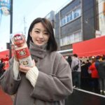 Ayuri Yoshinaga Instagram - 先週土曜日に、福島県白河市の伝統行事「白河だるま市」に参加しました。祈願だるまを奉納したり、餅まきをしたり、屋台など楽しみました！白河だるまは、「鶴亀松竹梅」があしらわれた福々しい顔が特徴だそうです。祈願だるまで、皆さんにも福が届きますように！ #福島 #白河 #だるま市