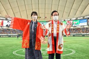 Ayuri Yoshinaga Instagram - 昨日、8月2日は
「福島県白河市スペシャルデー｣！！
ということで、読売ジャイアンツvs阪神タイガース戦にお邪魔してきました🔥

両チームの選手に白河産コシヒカリを贈呈させていただきました😌
本当においしいから食べて頑張ってほしいな⚡️

東京ドームでは私たちの出演するPR動画も放映されました。
白河市公式チャンネルでも放映していますのでぜひ見てくださいね！
https://youtu.be/hQwUzujPKx8
 
#福島県白河市 
#白河 
#白河産コシヒカリ 
#福島県白河市スペシャルデー 
#読売ジャイアンツ 
#阪神タイガース 
#野球