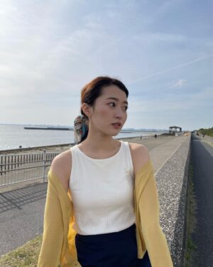 Ayuri Yoshinaga Instagram - UNIQLOのブラトップを着まわし🤍

エアリズムコットンリブブラタンクトップとアメリカンスリーブクロップドブラタンクトップはトップス見えするから何にでも合わせやすい🫰🏻🫧

私はパンツスタイルとスカートスタイルどっちにも合わせてみた！
ブラ紐問題気にしなくて済むからありがたいよね、、🙏

エアリズムブラキャミソールは着心地がとても良いからおうちでよく着てるよ🤫

この時期だからカーディガンやシャツを羽織って合わせてみた😌🤍ちゃんとパープル入ってるの気づいた？💜

みんなはどうやって着こなす？教えてほしいな💐

着用アイテム
1枚目
エアリズムコットンリブタンクトップ
プレミアムリネンシャツ（長袖）
ストレートハイライズジーンズ

2枚目
アメリカンスリーブクロップドブラタンクトップ
ライトＶネックカーディガン（長袖）
ストレッチコットンブレンド サーキュラースカート（丈標準80.5～84.5cm）

3枚目
エアリズムブラキャミソール
コットンストライプロングシャツ
スウェットパンツ

@uniqlo_with 
@uniqlo_jp 

#ユニクロ 
#ブラトップ
#ユニクロ購入品 
#春コーデ