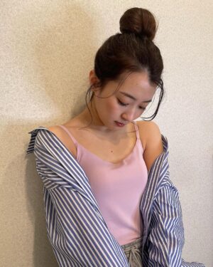 Ayuri Yoshinaga Instagram - UNIQLOのブラトップを着まわし🤍

エアリズムコットンリブブラタンクトップとアメリカンスリーブクロップドブラタンクトップはトップス見えするから何にでも合わせやすい🫰🏻🫧

私はパンツスタイルとスカートスタイルどっちにも合わせてみた！
ブラ紐問題気にしなくて済むからありがたいよね、、🙏

エアリズムブラキャミソールは着心地がとても良いからおうちでよく着てるよ🤫

この時期だからカーディガンやシャツを羽織って合わせてみた😌🤍ちゃんとパープル入ってるの気づいた？💜

みんなはどうやって着こなす？教えてほしいな💐

着用アイテム
1枚目
エアリズムコットンリブタンクトップ
プレミアムリネンシャツ（長袖）
ストレートハイライズジーンズ

2枚目
アメリカンスリーブクロップドブラタンクトップ
ライトＶネックカーディガン（長袖）
ストレッチコットンブレンド サーキュラースカート（丈標準80.5～84.5cm）

3枚目
エアリズムブラキャミソール
コットンストライプロングシャツ
スウェットパンツ

@uniqlo_with 
@uniqlo_jp 

#ユニクロ 
#ブラトップ
#ユニクロ購入品 
#春コーデ