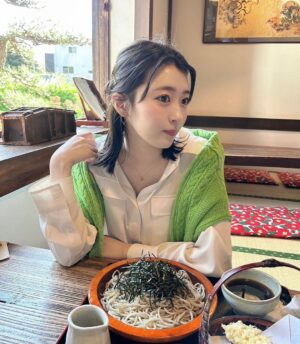 Ayuri Yoshinaga Instagram - 韓国オンニ意識して
珍しくキレイめな感じにしてみた💭

ネックレスシンプルで可愛い💎
@aletta_jewelry_official

#韓国ファッション #韓国コーデ 
#オンニ #데일리
