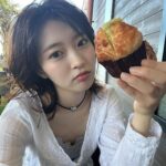 Ayuri Yoshinaga Instagram – 風強かった🙃

何味のパンでしょう💭
当たったら凄い👏

 #散歩  #海  #古着  #오오티디