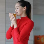 Barbara Akemi Katsuki Instagram - 從懷孕、寶寶出生、直到每天忙碌著照顧新生兒的現在，看著著寶寶一天天的長大，心裡充滿了難以言喻的感動，而身體的保養，就交給我的最佳營養補給夥伴『桂格滴雞精』來照顧。😌   『桂格滴雞精』每包5.2公克的優質蛋白質，選用營養價值高，且脂肪含量少的「黑羽土公雞」，清爽無負擔，使用100% 鮮雞滴成風味醇(純)粹，健康無添加，歸真滴法保留蛋白質、膠原蛋白、BCAA等多元營養，我自己除了每天空腹飲用外，還會在煮湯時都加上一包，營養加分！👍🏻   新年快到了，走春時帶上一盒全家人都能一起享用的『桂格滴雞精』禮盒，把營養也一併奉上，用心送上健康的祝福, 不在家人身邊的時候也可以照顧他們的健康！Stay Safe & Healthy Everyone.🥰 https://reurl.cc/gQ11xN #桂格滴雞精  #桂格  #滴雞精  #營養價值高