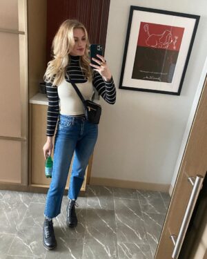 Barbara Dunkelman Instagram - Lucky number 34 🎂🎈🥰

I haven’t taken any pictures today so technically this is from when I was 33. 🤫 don’t sue me, internet!