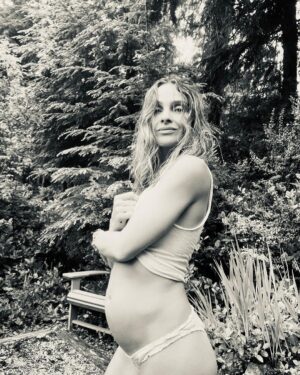 Beau Garrett Instagram - Rainbow baby coming in October. Couldn’t be more excited and grateful we get to go on this ride. #22weekspregnant