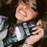 Becky G Instagram - Celebrated ESQUINAS release week con mi familia at Halloween Horror Nights @universaldestinationslatino 🫶🏽✨ Halloween Horror Nights - Universal Orlando
