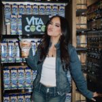 Becky G Instagram - WE OFFICIALLY GOT A BROWN GIRL @erewhonmarket SMOOTHIEEE 😭🙏🏽 It’s been so much fun crafting the perfect homage to the traditional horchata. It was important to me that many of these ingredients were sourced from Latin-owned companies and a portion of proceeds will be donated to Just Keep Livin’ Foundation and Justice for Migrant Women. I can’t wait for you to try it I hope you love it as much as I do!!! 💕 Also, shout out to Lupe and the rest of the Culver City staff in the kitchen for the love & support. Los quiero mucho. Viva la Raza 🤎