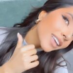 Becky G Instagram - 😏 viene algoooo