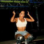 Becky G Instagram - MAMIIIIII 🥹🥹🥹 A todo lo que hemos vivido juntas y lo que viene. 🫶🏽 Gracias por inspirar a tantos, especialmente a mi y por ser una amiga tan increible. Te quiero mucho mucho muchoooo!!! Que chimbaaaa cantar en tu casita de medellin!! 🖤✨