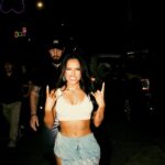Becky G Instagram - MAMIIIIII 🥹🥹🥹 A todo lo que hemos vivido juntas y lo que viene. 🫶🏽 Gracias por inspirar a tantos, especialmente a mi y por ser una amiga tan increible. Te quiero mucho mucho muchoooo!!! Que chimbaaaa cantar en tu casita de medellin!! 🖤✨
