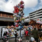 Begüm Kütük Instagram - Yeni yıl coşkusunu en güzel hissettiren #MontreuxNoelMarché de uçan Noel Baba’yı görmeye geldim evet🥰🎅🏻🎄