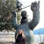 Begüm Kütük Instagram - Yeni yıl coşkusunu en güzel hissettiren #MontreuxNoelMarché de uçan Noel Baba’yı görmeye geldim evet🥰🎅🏻🎄