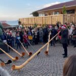 Begüm Kütük Instagram - Yeni yıl coşkusunu en güzel hissettiren #MontreuxNoelMarché de uçan Noel Baba’yı görmeye geldim evet🥰🎅🏻🎄