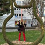 Begüm Kütük Instagram - Yeni yıl coşkusunu en güzel hissettiren #MontreuxNoelMarché de uçan Noel Baba’yı görmeye geldim evet🥰🎅🏻🎄