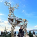 Begüm Kütük Instagram - Yeni yıl coşkusunu en güzel hissettiren #MontreuxNoelMarché de uçan Noel Baba’yı görmeye geldim evet🥰🎅🏻🎄