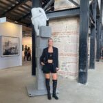 Begüm Kütük Instagram - Tüm sanat severlerin beklediği 17. Contemporary İstanbul başladı 💝 Kaydırarak bakarsanız @erdil in Totem ve Mantaboy eserlerini paylaştım. Totem heykelinin tepesindeki kızı biraz da kendime benzettim🥰 Hoşuma gitmedi değil☺️ @contemporaryistanbul 22 Eylül’e kadar sanat severleri ağırlamaya devam edecek. Tersane İstanbul