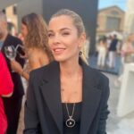 Begüm Kütük Instagram - Tüm sanat severlerin beklediği 17. Contemporary İstanbul başladı 💝 Kaydırarak bakarsanız @erdil in Totem ve Mantaboy eserlerini paylaştım. Totem heykelinin tepesindeki kızı biraz da kendime benzettim🥰 Hoşuma gitmedi değil☺️ @contemporaryistanbul 22 Eylül’e kadar sanat severleri ağırlamaya devam edecek. Tersane İstanbul