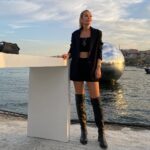 Begüm Kütük Instagram - Tüm sanat severlerin beklediği 17. Contemporary İstanbul başladı 💝 Kaydırarak bakarsanız @erdil in Totem ve Mantaboy eserlerini paylaştım. Totem heykelinin tepesindeki kızı biraz da kendime benzettim🥰 Hoşuma gitmedi değil☺️ @contemporaryistanbul 22 Eylül’e kadar sanat severleri ağırlamaya devam edecek. Tersane İstanbul