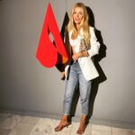 Begüm Kütük Instagram - Günnurcuğum ❤️ Günnur Özsoy “Es Ver Ses Ver” sergisi💫#exhibition #artexhibition #esversesver Maslak Atatürk Oto Sanayi