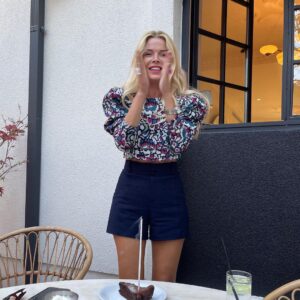 Begüm Kütük Instagram - Bitmeyen doğum günüm var🎉🥳🎂💘 İyi ki varsınız Fıstıkellalar🌸@denizdevrannn @defnedevran @eylullaydinn 🥂 #happy