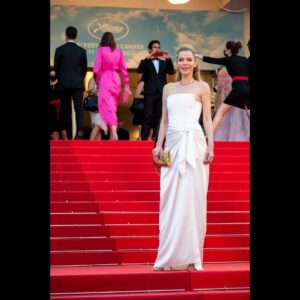 Begüm Kütük Instagram - Kocamın film galasına gideceğimi rüyamda görsem inanmazdım😂
#threethousandyearsoflonging 
@3000yearsmovie 
@festivaldecannes 

Elbise: @raisavanessa 
Mücevher: @terzihan 
Çanta: @begumkhan 
Styling: @nazlikayran