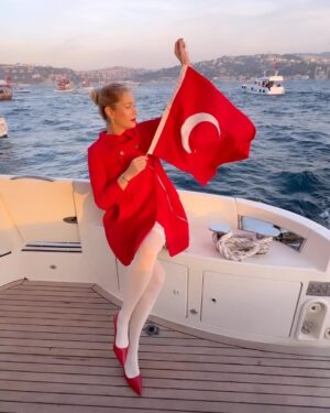 Begüm Kütük Instagram - Yaşasın CUMHURİYET🤍♥️ Cumhuriyet’in 100.yılı kutlu olsun🌹♾️ 🇹🇷
#yaşasıncumhuriyet 
#türkiyecumhuriyeti100yaşında