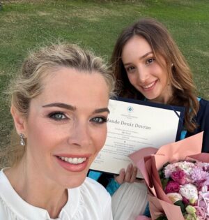 Begüm Kütük Instagram - Bu kadar büyüdün de mezun mu oldun sen?
@denizdevrannn 🤍🎓