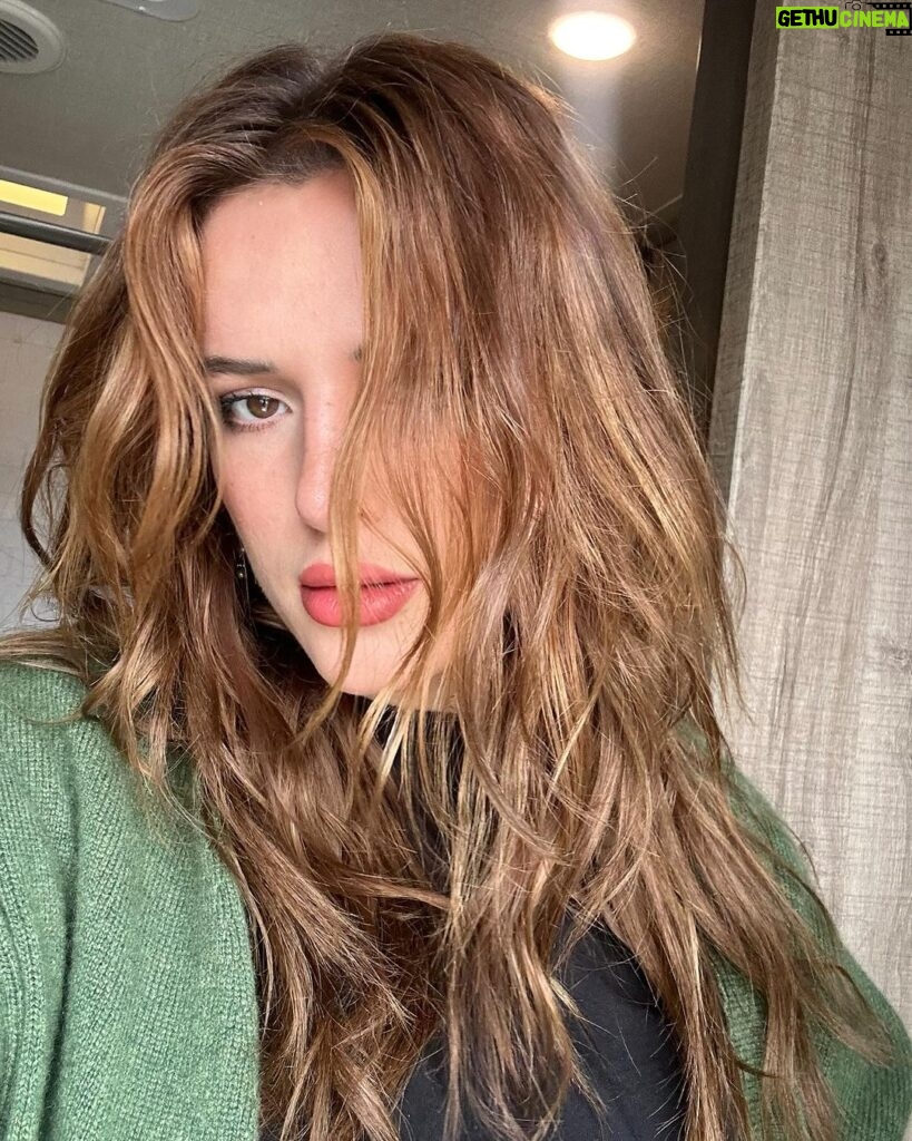 Bella Thorne Instagram - Since everyone is going red I went brown 🫣🤭🤫