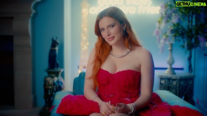 Bella Thorne Instagram - I just want America to see the real me 🥹 the holidays with @thornedynasty #thornedynasty #thorneroyalty