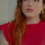 Bella Thorne Instagram - The holidays with @thornedynasty in Los Angeles .. SHE THINKS IM A WHAT!? #thornedynasty #thorneroyalty