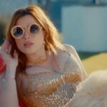 Bella Thorne Instagram - The holidays in Los Angeles with @thornedynasty and @hannahstocking won’t stop stalking me and my croc !!!