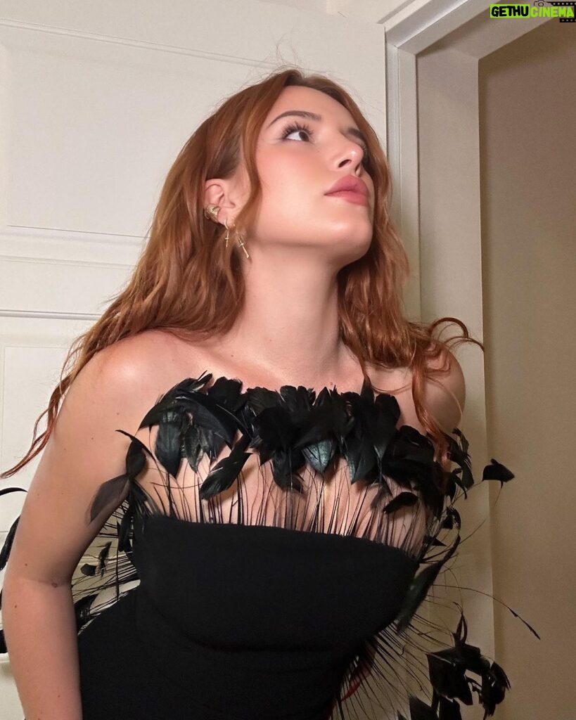 Bella Thorne Instagram - When I say I felt divine in this dress… 🖤 What do u feel amazing in?