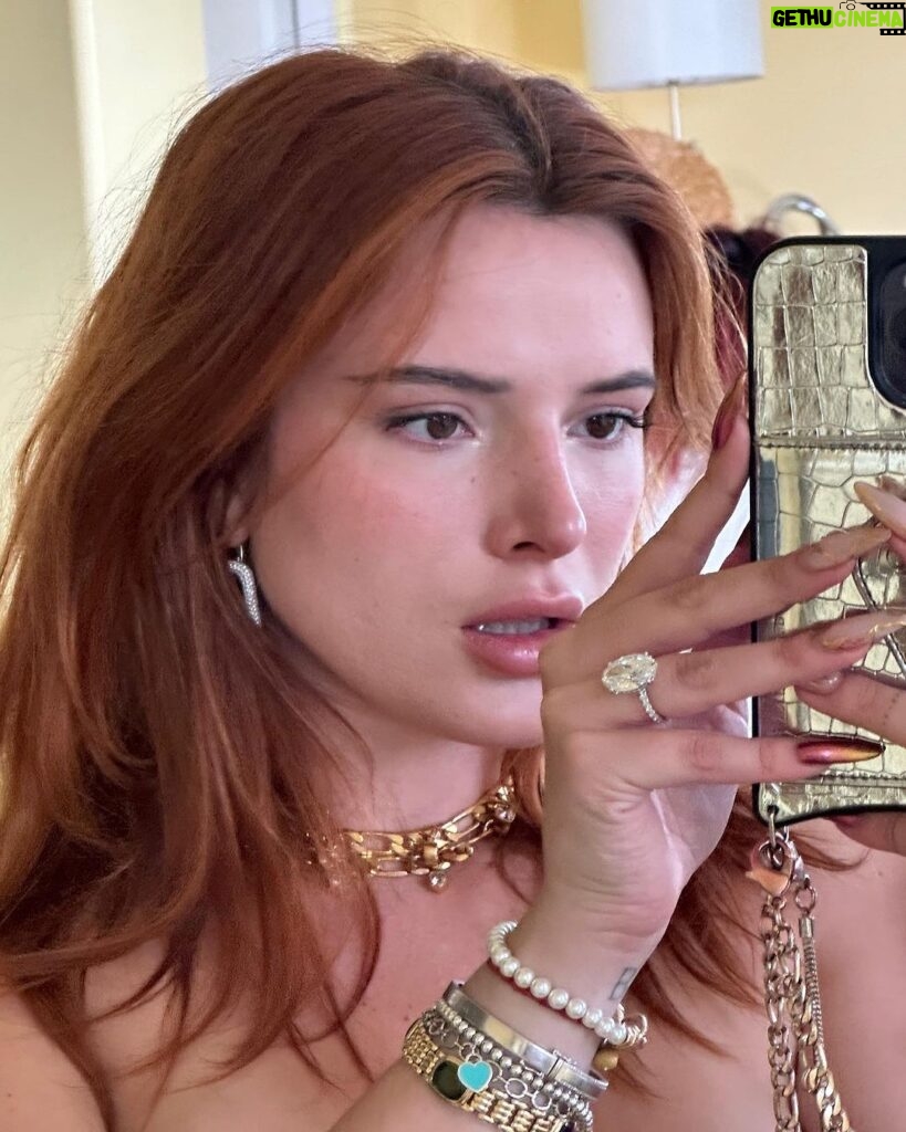 Bella Thorne Instagram - Yes, these necklaces are sold out. Yes, we’re getting more. Don’t @ 😡😡 me!! So many other great options @thornedynasty