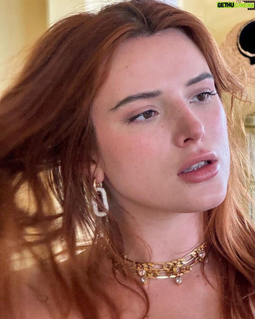 Bella Thorne Instagram - Yes, these necklaces are sold out. Yes, we’re getting more. Don’t @ 😡😡 me!! So many other great options @thornedynasty