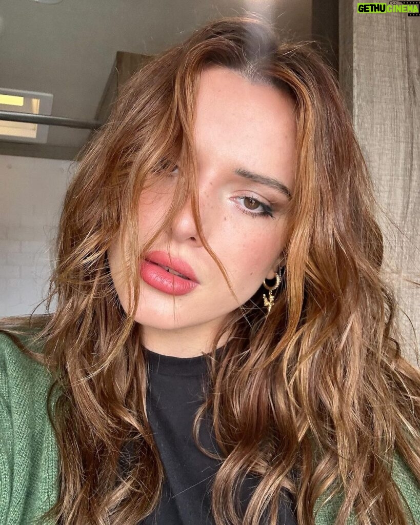 Bella Thorne Instagram - Since everyone is going red I went brown 🫣🤭🤫