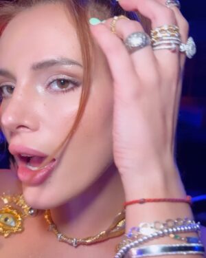 Bella Thorne Instagram - Keep your opinions to yourself but direct your compliments towards me (and @schiaparelli )
